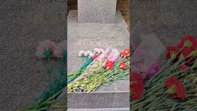 Памятник на могиле И.В. Сталина у кремлёвской стены на смотреть онлайн