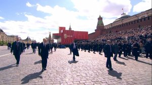 Президент поздравил с Днём Победы участников и гостей парада