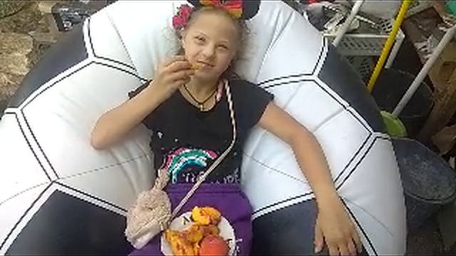 девушка с персиками 12.08.2024