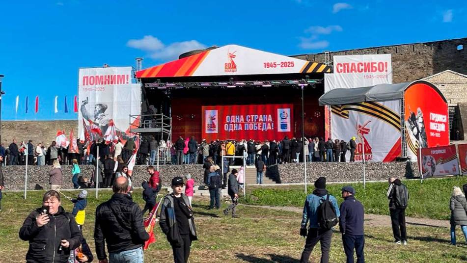 В Ивангороде показали трансляцию парада Победы для жителей эстонской Нарвы смотреть онлайн