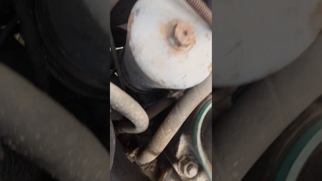 Осмотр двигателя и коробки МАЗа, откинув кабину смотреть онлайн