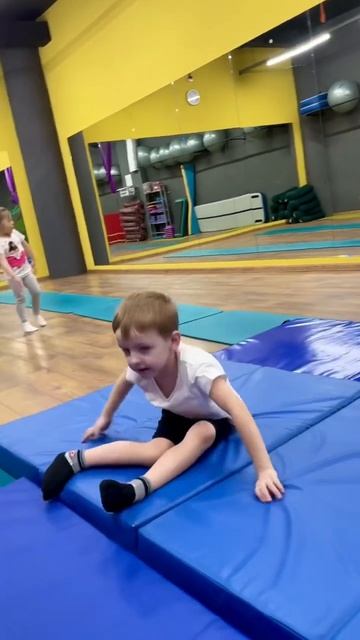 Кувырки вперёд. Дети 4-5 лет #гимнастикадлядетей смотреть онлайн