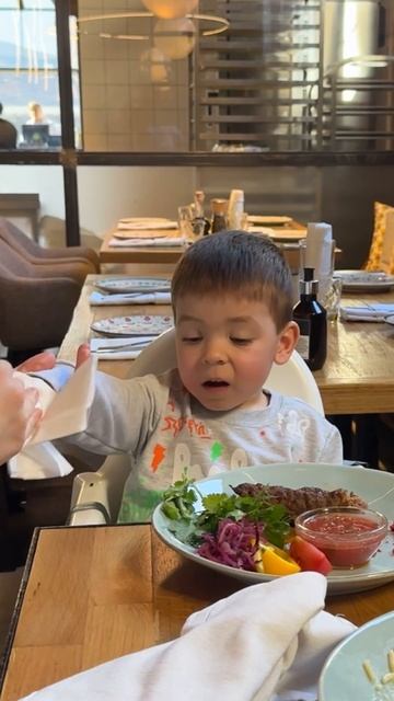 Люблю когда всё включено.. И даже протирка рук есть😂 #m смотреть онлайн