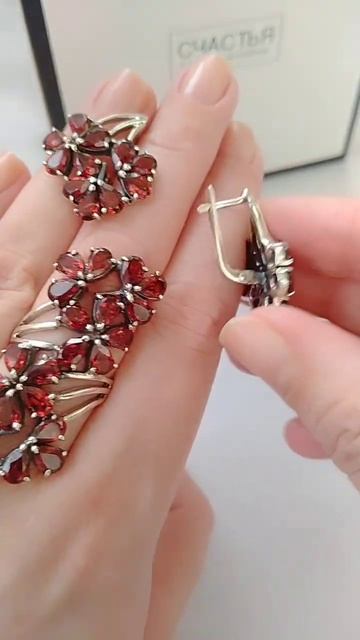 Серебряный комплект с гранатами. Кольцо 18,5 размер. Цен