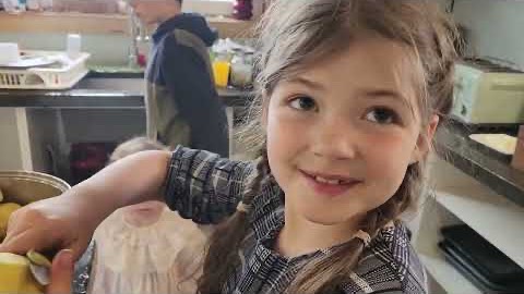 Канадская семья в НН.. LET THEM MAKE A MESS/HOW ELSE DO THEY LEARN смотреть онлайн