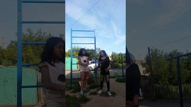 3девчонки танцуют под песню под фонарем смотреть онлайн