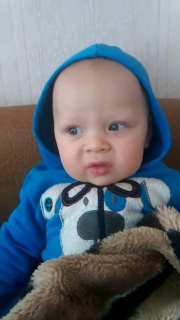 Малышь ест лимон смотреть онлайн