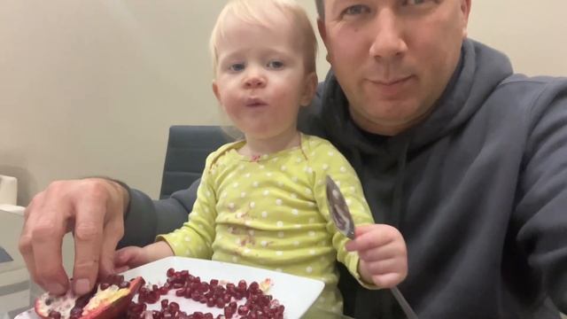 Элси кушает гранат