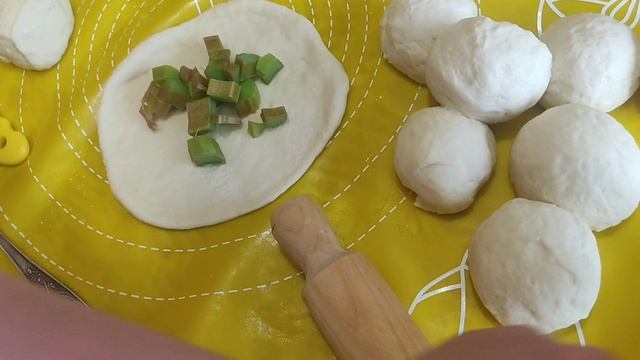 10-05-2025 Испечем вместе пирожки с ревенем и сахарные плюшки смотреть онлайн