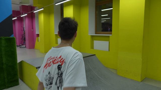 Крытый скейт парк в Москве. 👉Тут учат трюкам. Обучение на скейте, лонгборде.
