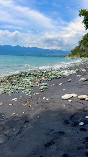 Pantai Batu Biru (Blue Stone Beach) Пляж с черным песком и голубыми ка? смотреть онлайн
