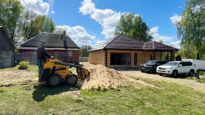 Перевезли целый камаз песка в дом. Стройка продолжается. Подготавливаем теплицы и огород к посадкам.