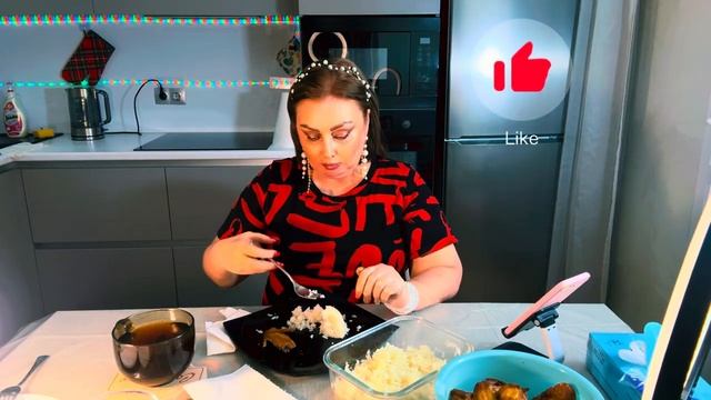 Пожрём, Поржём🤣Нинка шандарахнула Вована разделочный доской 🤕И таблетосы не те подсунула смотреть онлайн