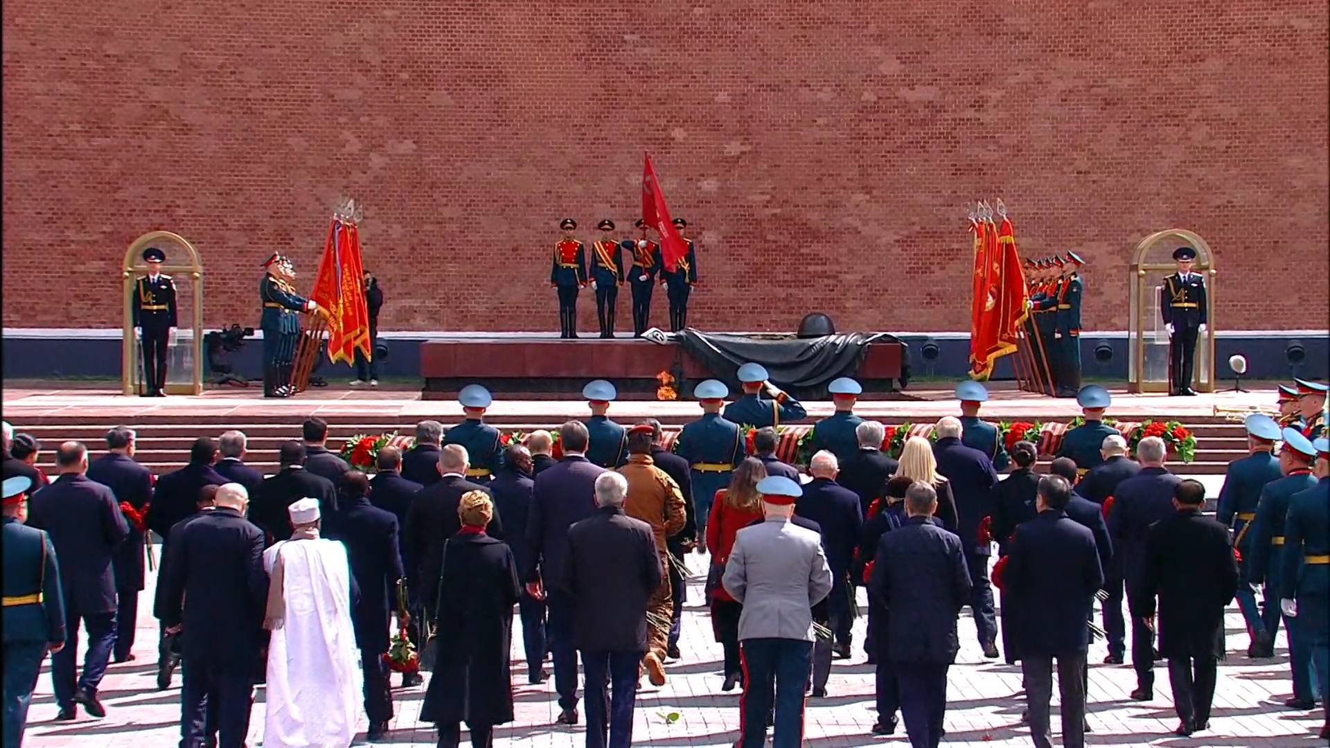 Возложение цветов к Могиле Неизвестного Солдата