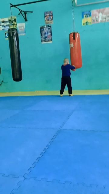 Учу сына быть сильным #shorts #short #sports #kids #kidssports #recommended #ре смотреть онлайн