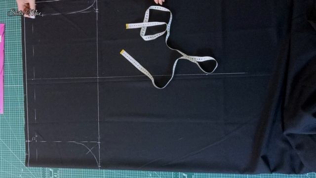 Кроим базовые брюки с акцентом на животик сразу на ткани. смотреть онлайн