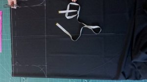 Кроим базовые брюки с акцентом на животик сразу на ткани.