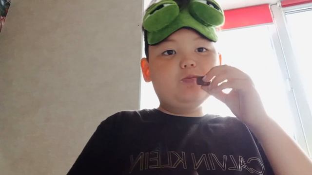 ем ВКУСНУЮ конфетку ярче с семечками и запиваю ВОДОЙ смотреть онлайн