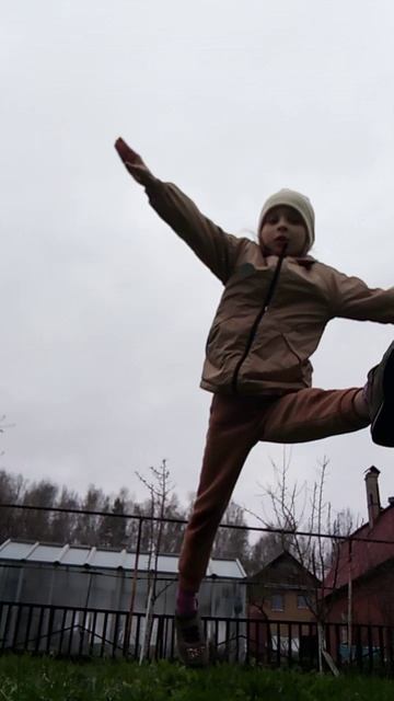 Как сделать прыжок в шпагат 😻 смотреть онлайн