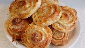 Приготовила на ужин вкуснейшие улитки из слоёного теста с фаршем.