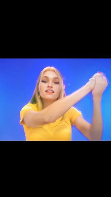 девушка ест и наливает шоколад на орео смотреть онлайн