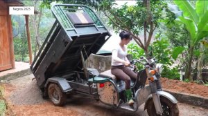 Дорис 21. Дорис едет на китайском трицикле за песком и цементом, цементирует дорожку возле верхнего