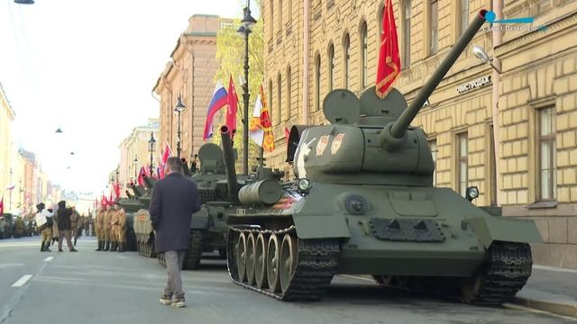 Стальные участники юбилейного парада на Дворцовой