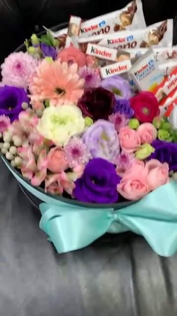 Купить Цветы в шляпной коробке Доставка букетов в шля?