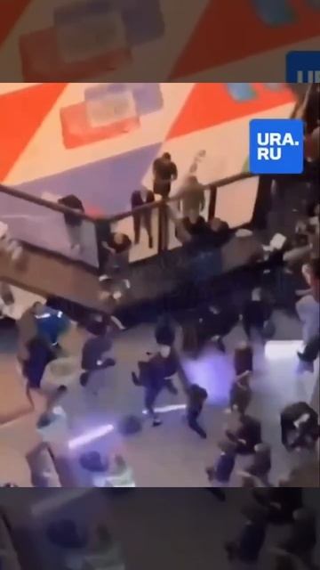 ️ В Сургуте произошла массовая драка на бойцовском турнире который был устроен в торговом центре смотреть онлайн