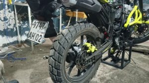 DUKE 300, как снять заднее колесо, и ведомую звезду.