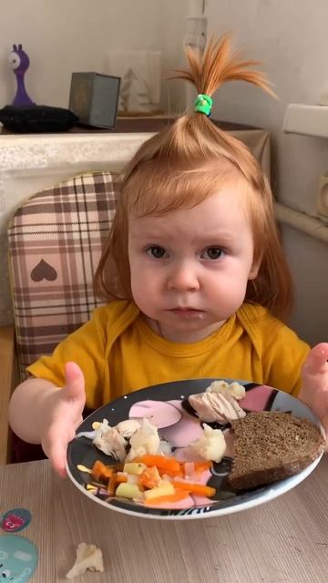 Она её ест!!! #ребенок #дети #девочка #baby #малышка #рыжая # смотреть онлайн