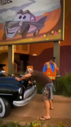 ТАЧКИ в реальной жизни. Молния маквин #shorts #cars #маквин #тачки