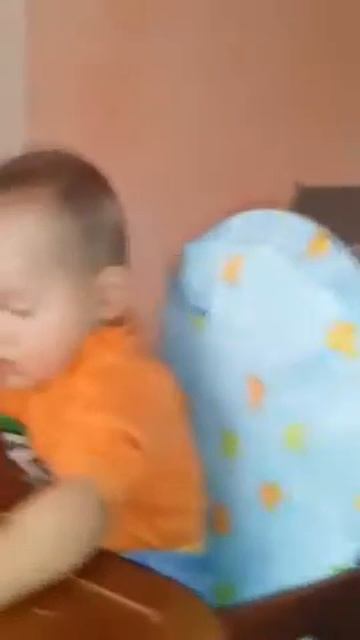 Прикольно!!! Забавный ребенок спит и ест смотреть онлайн