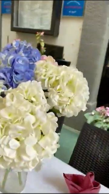 Переулок, кафешки, гортензии на столах. смотреть онлайн