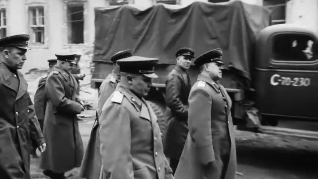 Маршал Жуков осматривает Берлин (3. Mai 1945) смотреть онлайн