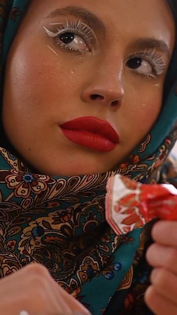 Идея для съёмки: сядь в кафе и ешь конфеты! #санктпетер смотреть онлайн