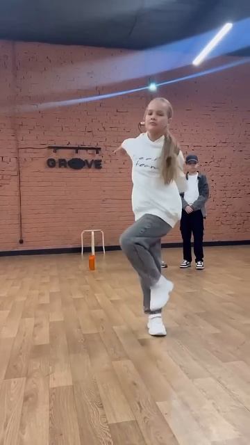 Быть судьей- это очень тяжело 😣 #shuffle #dance #cuttingshapes смотреть онлайн