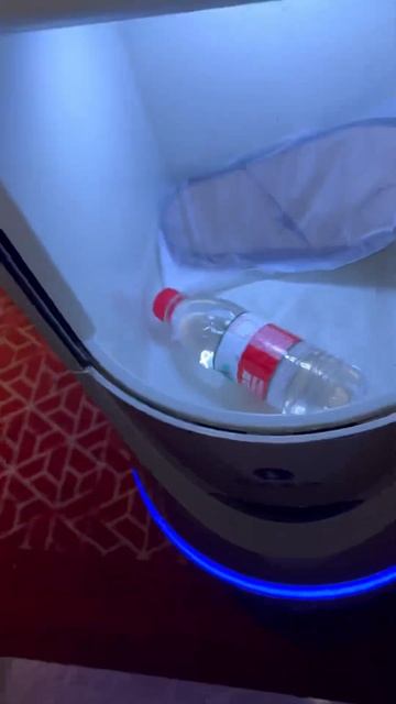 •Робот помощник в отелях Китая. Умный робот помощник ? смотреть онлайн