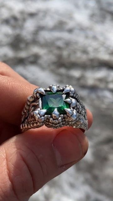 Мужской перстень с фианитом цвета Изумруд, серебро 925 ? смотреть онлайн