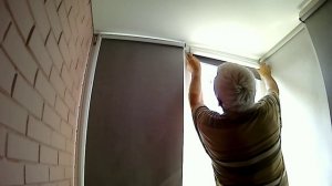 Установка рулонной шторы на пластиковое окно  со сверлением.