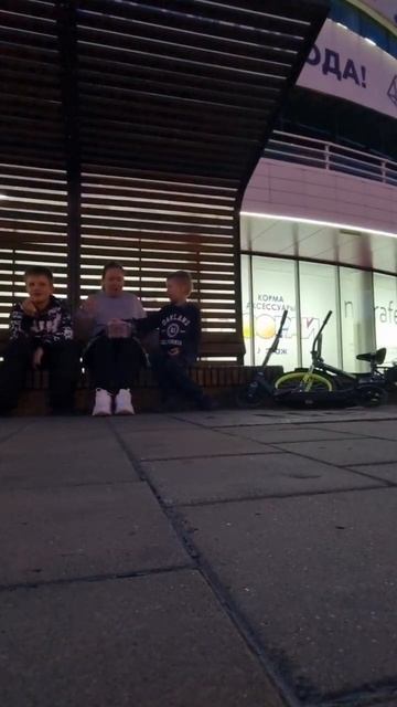 Лето. Центр города. Клубника. Дети рядом. Что может быт? смотреть онлайн