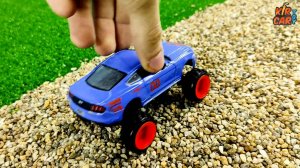 Машинка игрушка едет по гравию, снегу и грязи. Кир Кар Тойс