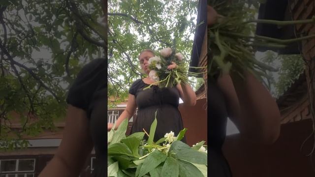 Букет із білих півоній та польових квітів 💐