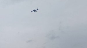 Самолёт летит.