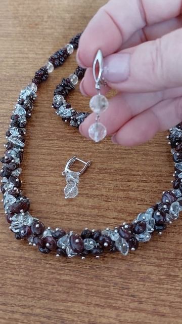 Комплект украшений из граната и горного хрусталя