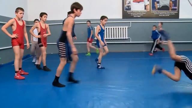 Юный борец поражает Дагестан смотреть онлайн