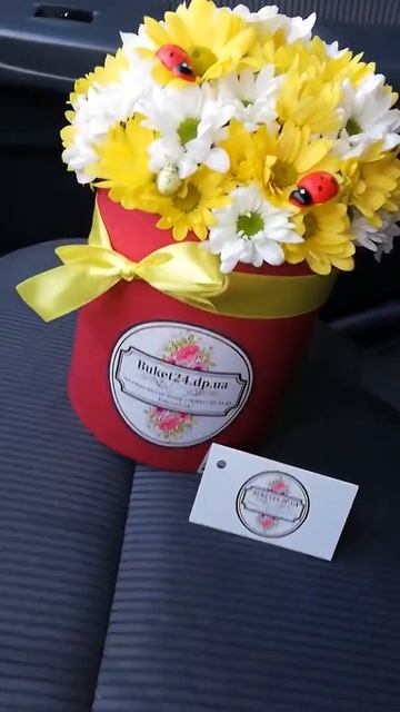 КУПИТЬ ХРИЗАНТЕМЫ В ШЛЯПНОЙ КОРОБКЕ. ЦВЕТЫ В ФИРМЕННЫ?