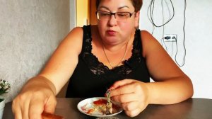 Чтобы селедкой не пахло,ее надобно СОЖРАТЬ/ЧУТЬ -ЧУТЬ ВСЕГО И КОФЕ С ПЕЧЕНКАМИ😁/МУКБАНГ