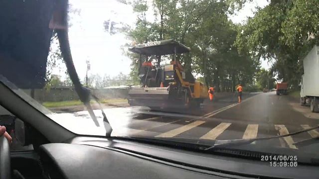 25 06 14 Ярославль Угличская укладка асфальта в дождь смотреть онлайн