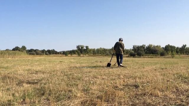 Коп в поле. Прикол смотреть онлайн